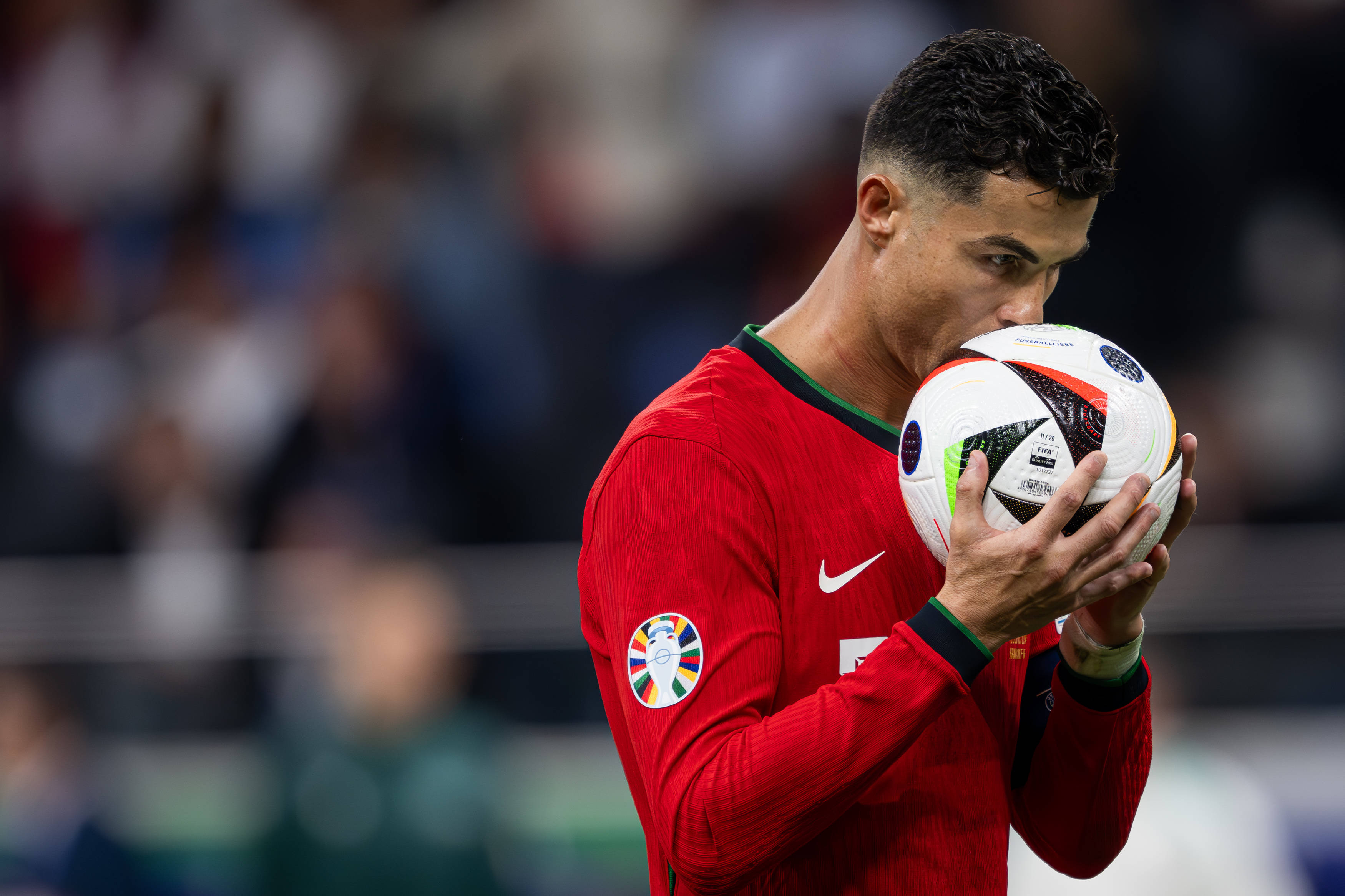 币游体育-北京一球迷比赛中冲入球场拥抱梅西