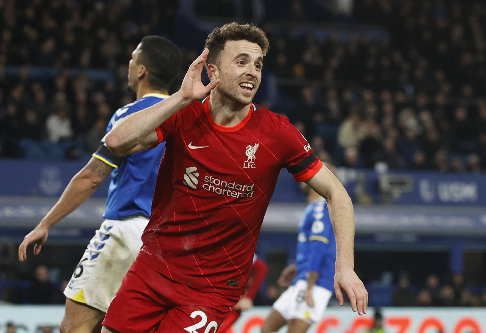 币游体育-北京一球迷比赛中冲入球场拥抱梅西